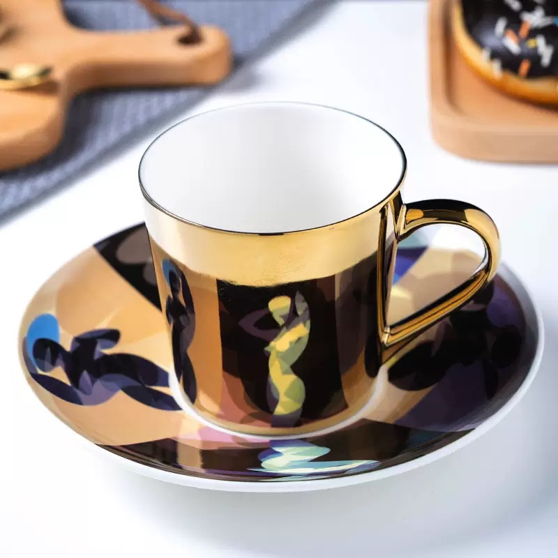 光栅和倒影咖啡杯
