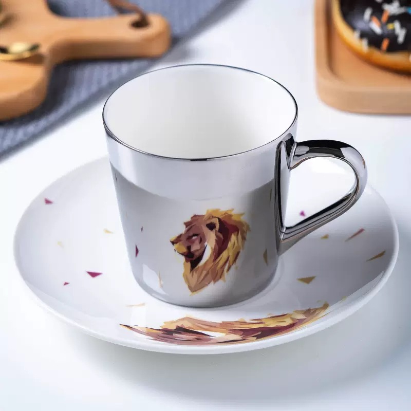 光栅和倒影咖啡杯