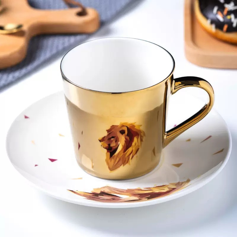 光栅和倒影咖啡杯