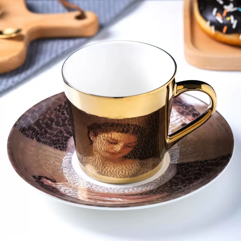 光栅和倒影咖啡杯