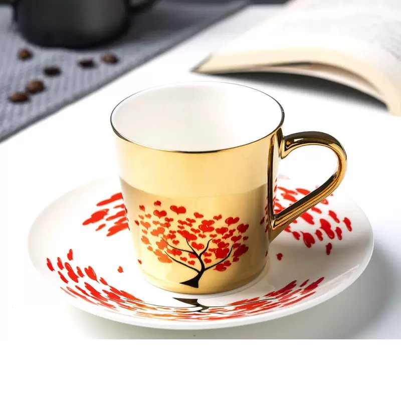 光栅和倒影咖啡杯