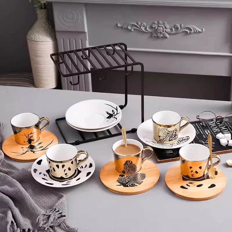 光栅和倒影咖啡杯