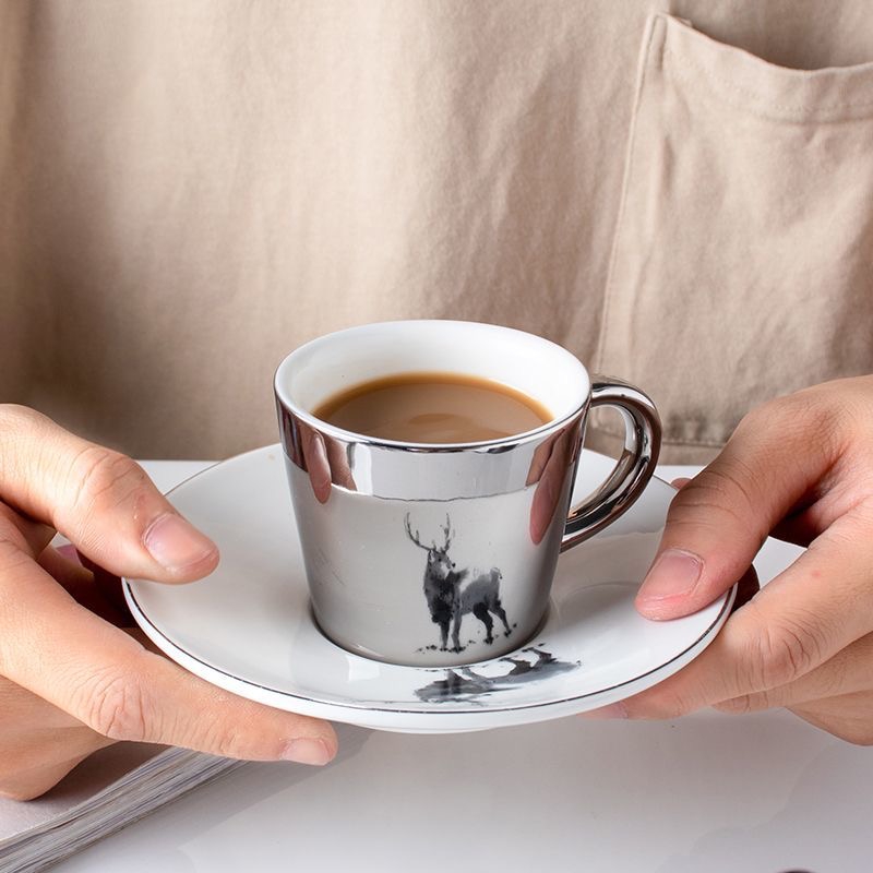 光栅和倒影咖啡杯