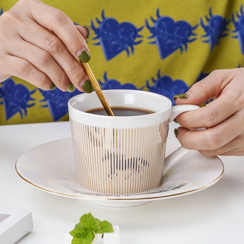 光栅和倒影咖啡杯